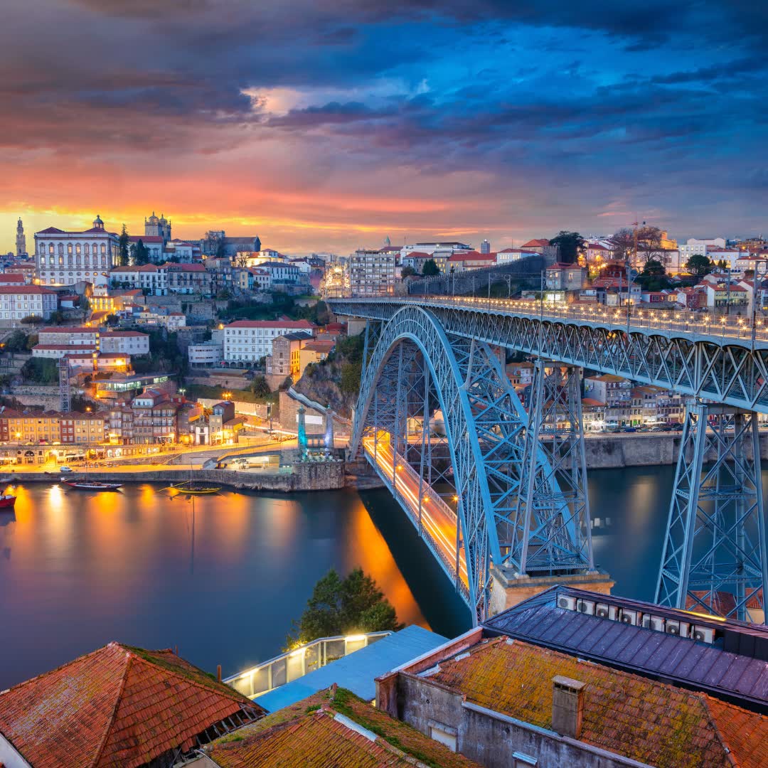 Ponte Dom Luís I sobre o rio Douro no Porto ao pôr do sol